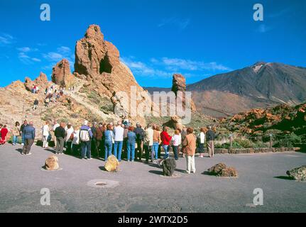 Gruppe von Touristen in Roques de Garcia. Nationalpark Teide, Insel Teneriffa, Kanarische Inseln, Spanien. Stockfoto