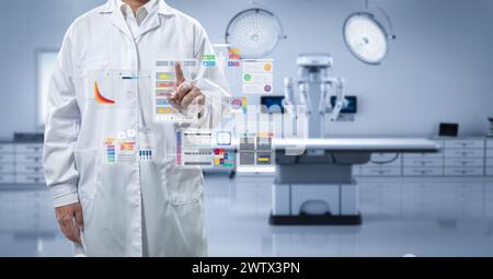 Arzt mit grafischer Schnittstellenanzeige im Krankenhausraum mit medizinischer Maschine Stockfoto