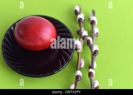 Die Attribute des Festivals der Auferstehung Christi sind farbige Hühnereier und Weidenzweige. Stockfoto