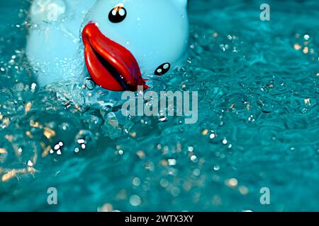Fallende Tropfen erzeugten einen Sturm auf der Wasseroberfläche Stockfoto