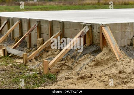 Hausbau. Nahaufnahme von Plattenfundament-Schalungsstützen. Stockfoto