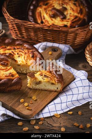 Frisch gebackener Apfelkuchen auf einem Schneidebrett mit rustikalem Hintergrund Stockfoto