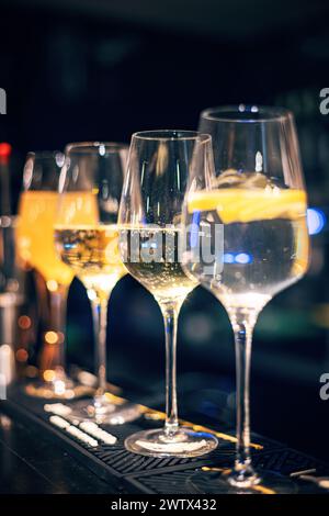 Cocktails mit verschiedenen Geschmacksrichtungen in Gläsern an der Bar Stockfoto