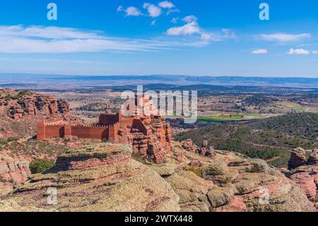 Mittelalterliche Burg auf einem Berg, Blick auf Castillo de Peracense in der Region Jiloca, Teruel, Spanien. Stockfoto