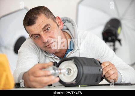 Ein Fotograf bereitet Lichtausrüstung im Studio vor Stockfoto