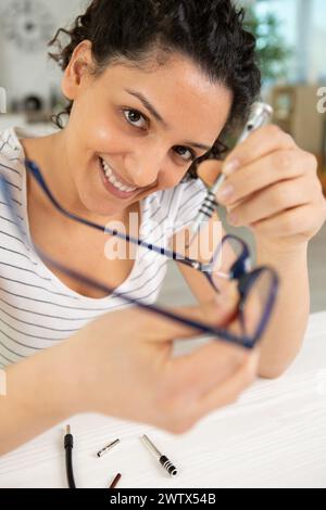 Junge Frau in der Optikerwerkstatt Stockfoto