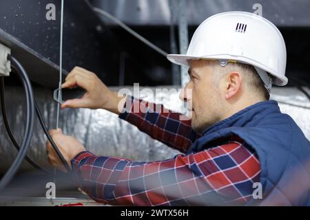 Der Techniker repariert die Decke Stockfoto
