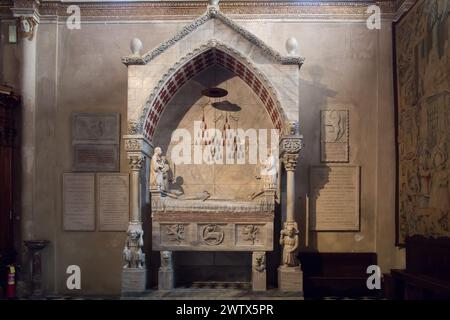 Gotisches Marmor-Grabdenkmal für Kardinal Guglielmo Longhi von Ugo da Campione aus dem 14. Jahrhundert in lombardischer romanischer Basilika di Santa Maria Maggior Stockfoto