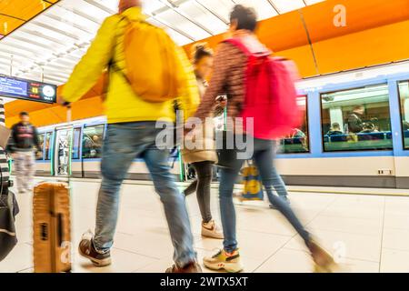 U-Bahnhof Marienplatz, Fahrgäste eilen zur U-Bahn, München, März 2024 Deutschland, München, März 2024, eilige Fahrgäste im U-Bahnhof Marienplatz, eingefahrene U-Bahn U6, Bahnsteig, MVG, öffentlicher Nahverkehr, ÖPNV, Bayern, bayerisch, *** U-Bahnstation Marienplatz, Fluggäste in die U-Bahn, München, März 2024 Deutschland, München, März 2024, Passagiere in Eile am U-Bahnhof Marienplatz, Ankunft U-Bahn U6, Bahnsteig, MVG, öffentliche Verkehrsmittel, öffentliche Verkehrsmittel, Bayern, Bayern, Stockfoto