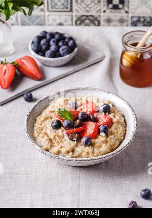 Haferbrei mit Beeren und Honig Stockfoto