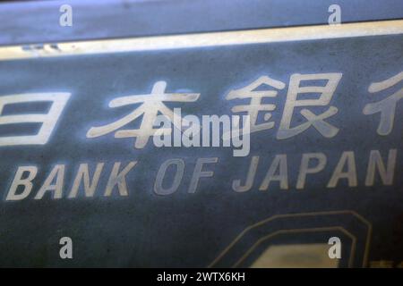 Tokio, Japan. März 2024. Ein Schild der Bank of Japan (BOJ) ist vor dem Gebäude in der Innenstadt von Tokio zu sehen. Am Dienstag beendete die Bank von Japan ihre unorthodoxen Bemühungen um eine geldpolitische Lockerung. In ihrer ersten Zinserhöhung seit 2007 empfahl die BOJ eine Spanne von null Prozent und 0,1 Prozent für kurzfristige Zinssätze. (Kreditbild: © Rodrigo Reyes Marin/ZUMA Press Wire) NUR REDAKTIONELLE VERWENDUNG! Nicht für kommerzielle ZWECKE! Stockfoto