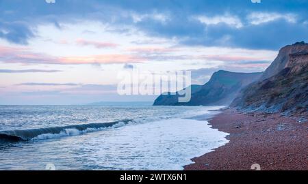 Sonnenaufgang am Eype Beach an der Dorset Jurassic Küste im Südwesten Englands Großbritannien Stockfoto