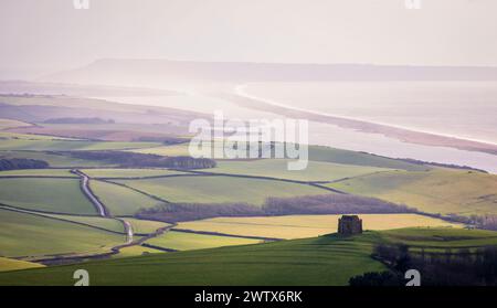 Die wunderschöne Aussicht auf die westliche Dorset Landschaft der St. Catherines Kapelle und Chesil Strand von Abbotsbury Castle im Südwesten Englands Stockfoto