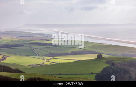 Die wunderschöne Aussicht auf die westliche Dorset Landschaft der St. Catherines Kapelle und Chesil Strand von Abbotsbury Castle im Südwesten Englands Stockfoto