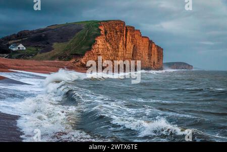 Die dramatische Sandsteinklippe und die Jurassic Coast von West Bay an der Dorset Coast Südwest England Großbritannien Stockfoto