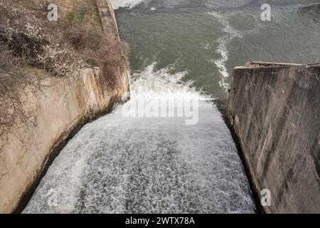 Wasseraustritt aus einer Schleuse auf einer Damm-Nahaufnahme Stockfoto