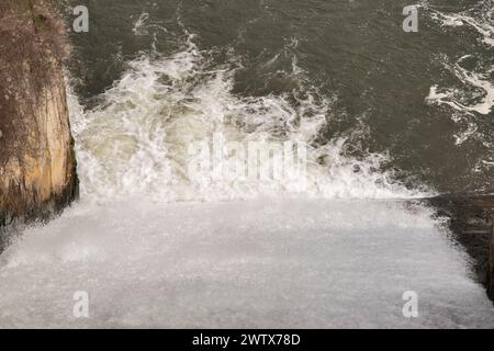 Wasseraustritt aus einer Schleuse auf einer Damm-Nahaufnahme Stockfoto