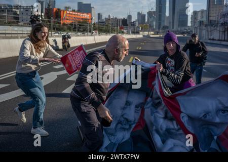 Tel Aviv, Israel. März 2024. Aktivisten blockieren eine Autobahn, da sie die Freilassung der Geiseln aus der Gefangenschaft der Hamas fordern. Quelle: Ilia Yefimovich/dpa/Alamy Live News Stockfoto