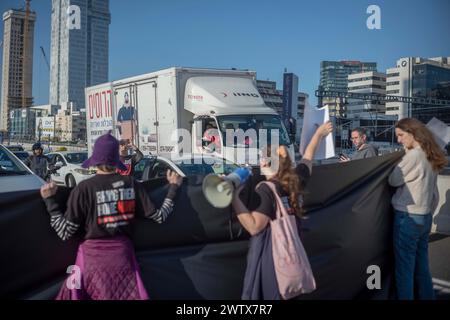 Tel Aviv, Israel. März 2024. Aktivisten blockieren eine Autobahn, da sie die Freilassung der Geiseln aus der Gefangenschaft der Hamas fordern. Quelle: Ilia Yefimovich/dpa/Alamy Live News Stockfoto