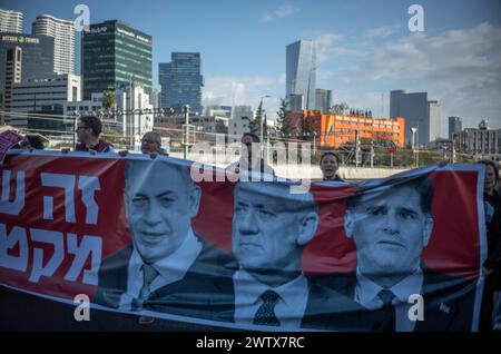 Tel Aviv, Israel. März 2024. Aktivisten blockieren eine Autobahn, da sie die Freilassung der Geiseln aus der Gefangenschaft der Hamas fordern. Quelle: Ilia Yefimovich/dpa/Alamy Live News Stockfoto