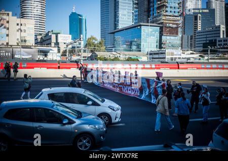 Tel Aviv, Israel. März 2024. Aktivisten blockieren eine Autobahn, da sie die Freilassung der Geiseln aus der Gefangenschaft der Hamas fordern. Quelle: Ilia Yefimovich/dpa/Alamy Live News Stockfoto