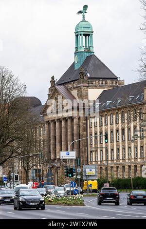 Regierungsgebäude in der Caecilienallee, Düsseldorf. Gebaeude der Bezirksregierung an der Caecilienallee, Düsseldorf, Deutschland. Stockfoto