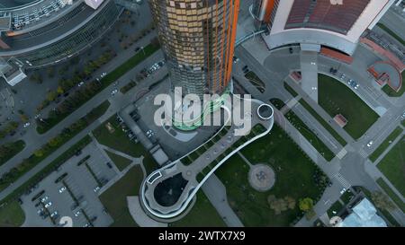 Modernes Hochhaus tagsüber. Archivmaterial. Blick von oben auf modernes Hochhaus mit leuchtender Fassade. Wunderschöne Architektur von moderner Art Stockfoto