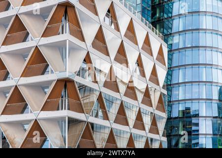 Fassade des nachhaltigen Bürogebäudes The Cradle. Es handelt sich um ein Holz-Hybridgebäude aus traditionellem Beton und Holz auf der rechten Seite Stockfoto