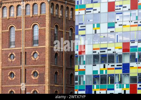 Fassaden der Gebäude Alte Maelzerei und Colorium-Hochhaus am Medienhafen, Düsseldorf. Fassaden der Stockfoto