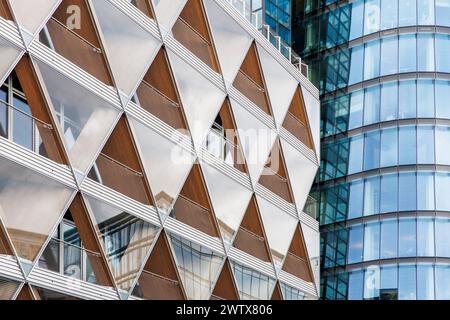 Fassade des nachhaltigen Bürogebäudes The Cradle. Es handelt sich um ein Holz-Hybridgebäude aus traditionellem Beton und Holz auf der rechten Seite Stockfoto