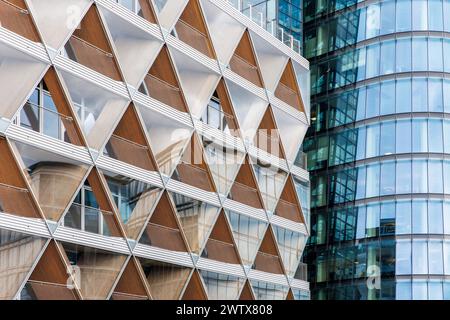 Fassade des nachhaltigen Bürogebäudes The Cradle. Es handelt sich um ein Holz-Hybridgebäude aus traditionellem Beton und Holz auf der rechten Seite Stockfoto