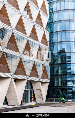 Fassade des nachhaltigen Bürogebäudes The Cradle. Es handelt sich um ein Holz-Hybridgebäude aus traditionellem Beton und Holz auf der rechten Seite Stockfoto