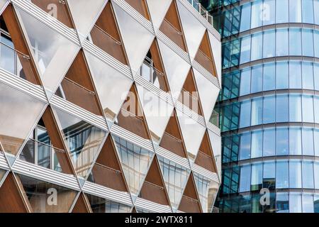 Fassade des nachhaltigen Bürogebäudes The Cradle. Es handelt sich um ein Holz-Hybridgebäude aus traditionellem Beton und Holz auf der rechten Seite Stockfoto