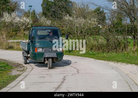 Die Insel Sant'Erasmo ist berühmt für den Anbau der San Erasmo Violet Artischocke. Fast alle Einwohner fahren mit dem Piaggio Ape Auto. Stockfoto