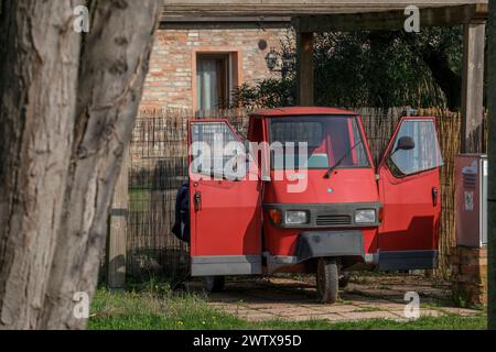 Die Insel Sant'Erasmo ist berühmt für den Anbau der San Erasmo Violet Artischocke. Fast alle Einwohner fahren mit dem Piaggio Ape Auto. Stockfoto