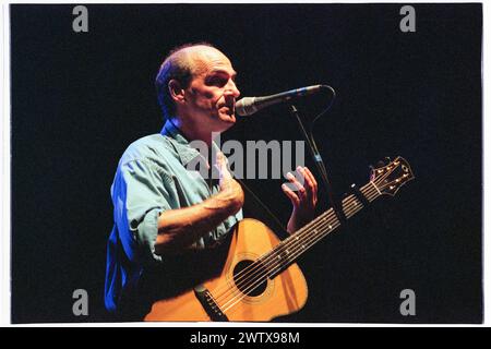 JAMES TAYLOR, KONZERT, 1999: Der legendäre US-amerikanische Gitarrist und Singer-Songwriter James Taylor spielte am 2. August 1999 live in der Cardiff International Arena CIA in Cardiff, Wales, Großbritannien. Foto: Rob Watkins. INFO: James Taylor, ein einflussreicher Gitarrist, der am 12. März 1948 in Boston, Massachusetts, geboren wurde, wird für seinen gefühlvollen Fingerpicking-Stil und sein herzliches Songwriting gefeiert. Stockfoto