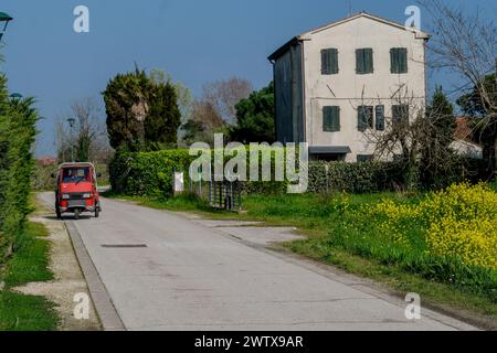 Die Insel Sant'Erasmo ist berühmt für den Anbau der San Erasmo Violet Artischocke. Fast alle Einwohner fahren mit dem Piaggio Ape Auto. Stockfoto