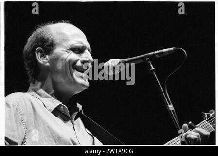 JAMES TAYLOR, KONZERT, 1999: Der legendäre US-amerikanische Gitarrist und Singer-Songwriter James Taylor spielte am 2. August 1999 live in der Cardiff International Arena CIA in Cardiff, Wales, Großbritannien. Foto: Rob Watkins. INFO: James Taylor, ein einflussreicher Gitarrist, der am 12. März 1948 in Boston, Massachusetts, geboren wurde, wird für seinen gefühlvollen Fingerpicking-Stil und sein herzliches Songwriting gefeiert. Stockfoto