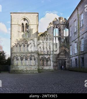 Ruinen der ehemaligen Abtei im Holyrood Palace (holyroodhouse) in Edinburgh, Heimat des britischen Monarchen in Schottland. Stockfoto