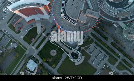 Modernes Hochhaus tagsüber. Archivmaterial. Blick von oben auf modernes Hochhaus mit leuchtender Fassade. Wunderschöne Architektur von moderner Art Stockfoto