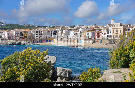 Küstenlinie in der mediterranen Touristenstadt Calella de Palafrugell an der Costa Brava in Spanien, Katalonien, Baix Emporda, natürliche Szene Stockfoto