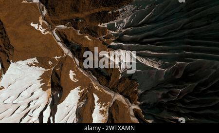 Blick von oben auf die geheimnisvollen Bergfelsen. Clip. Weiße Steinschichten und brauner Grund. Stockfoto