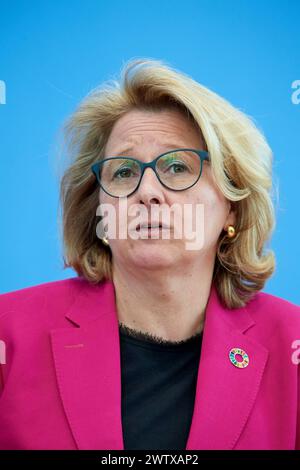 Pressekonferenz zur Vorstellung des UNDP-Berichts den Stillstand durchbrechen - Kooperation in einer polarisierten Welt neu denken ueber die menschliche Entwicklung 2023/24 in Berlin. Foto vom 19.03.2024: Bundesministerin für wirtschaftliche Zusammenarbeit und Entwicklung Svenja Schulze die Ungleichheit zwischen reichen und armen Laendern ist ein UN-Bericht zufolge gewachsen. Die globalen Ungleichheiten werden laut dem Bericht durch die starke wirtschaftliche Konzentration verschaerft. Fast 40 Prozent des weltweiten Warenhandels konzentrierte sich nur auf bis zu drei Laender. Im Jahr 2021 Stockfoto