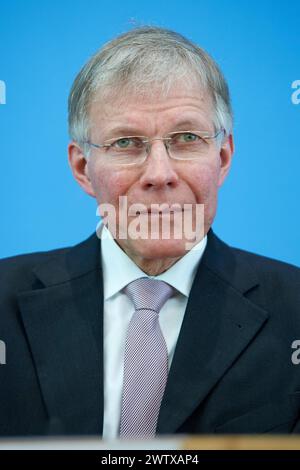 Pressekonferenz zur Vorstellung des UNDP-Berichts den Stillstand durchbrechen - Kooperation in einer polarisierten Welt neu denken ueber die menschliche Entwicklung 2023/24 in Berlin. Foto vom 19.03.2024: Ekkehard Griep, Vorsitzender der Deutschen Gesellschaft für die Vereinten Nationen e.V. DGVN die Ungleichheit zwischen reichen und armen Laendern ist ein UN-Bericht zufolge gewachsen. Die globalen Ungleichheiten werden laut dem Bericht durch die starke wirtschaftliche Konzentration verschaerft. Fast 40 Prozent des weltweiten Warenhandels konzentrierte sich nur auf bis zu drei Laender. Im Stockfoto