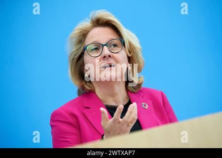 Pressekonferenz zur Vorstellung des UNDP-Berichts den Stillstand durchbrechen - Kooperation in einer polarisierten Welt neu denken ueber die menschliche Entwicklung 2023/24 in Berlin. Foto vom 19.03.2024: Bundesministerin für wirtschaftliche Zusammenarbeit und Entwicklung Svenja Schulze die Ungleichheit zwischen reichen und armen Laendern ist ein UN-Bericht zufolge gewachsen. Die globalen Ungleichheiten werden laut dem Bericht durch die starke wirtschaftliche Konzentration verschaerft. Fast 40 Prozent des weltweiten Warenhandels konzentrierte sich nur auf bis zu drei Laender. Im Jahr 2021 Stockfoto