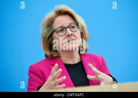 Pressekonferenz zur Vorstellung des UNDP-Berichts den Stillstand durchbrechen - Kooperation in einer polarisierten Welt neu denken ueber die menschliche Entwicklung 2023/24 in Berlin. Foto vom 19.03.2024: Bundesministerin für wirtschaftliche Zusammenarbeit und Entwicklung Svenja Schulze die Ungleichheit zwischen reichen und armen Laendern ist ein UN-Bericht zufolge gewachsen. Die globalen Ungleichheiten werden laut dem Bericht durch die starke wirtschaftliche Konzentration verschaerft. Fast 40 Prozent des weltweiten Warenhandels konzentrierte sich nur auf bis zu drei Laender. Im Jahr 2021 Stockfoto