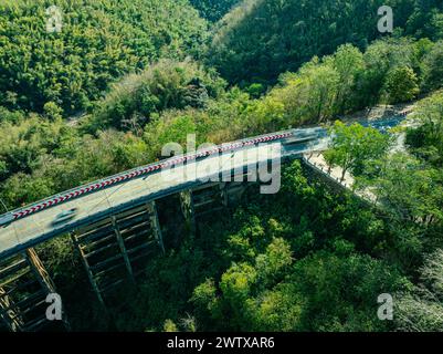 Pho Khun Pha Mueang Brücke oder Huai Tong Brücke es ist ein natürlicher Aussichtspunkt. Vom Bezirk Lom Sak bis zum Bezirk Nam NAO in der Provinz Phetchabun Stockfoto