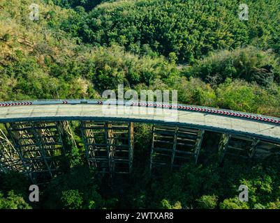 Pho Khun Pha Mueang Brücke oder Huai Tong Brücke es ist ein natürlicher Aussichtspunkt. Vom Bezirk Lom Sak bis zum Bezirk Nam NAO in der Provinz Phetchabun Stockfoto