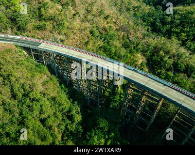 Pho Khun Pha Mueang Brücke oder Huai Tong Brücke es ist ein natürlicher Aussichtspunkt. Vom Bezirk Lom Sak bis zum Bezirk Nam NAO in der Provinz Phetchabun Stockfoto