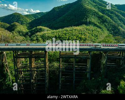 Pho Khun Pha Mueang Brücke oder Huai Tong Brücke es ist ein natürlicher Aussichtspunkt. Vom Bezirk Lom Sak bis zum Bezirk Nam NAO in der Provinz Phetchabun Stockfoto